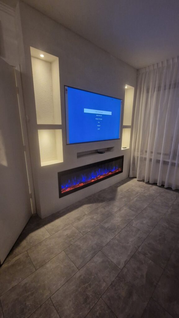 Verlichte nissen naast de tv van de cinewall in Goes