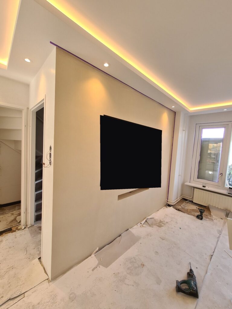 Tv-wand in Helmond voor de afwerking, met led-koof en inbouwspots in het plafond