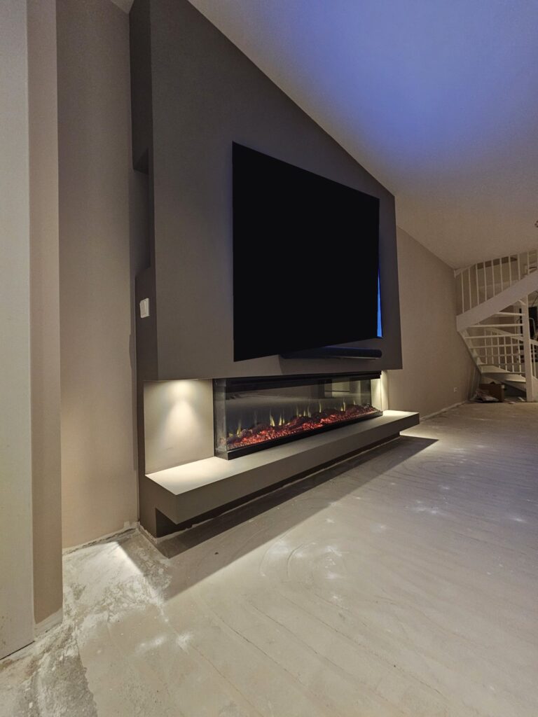 Tv-wand in Hoorn met verlichting onder de zwevende plank