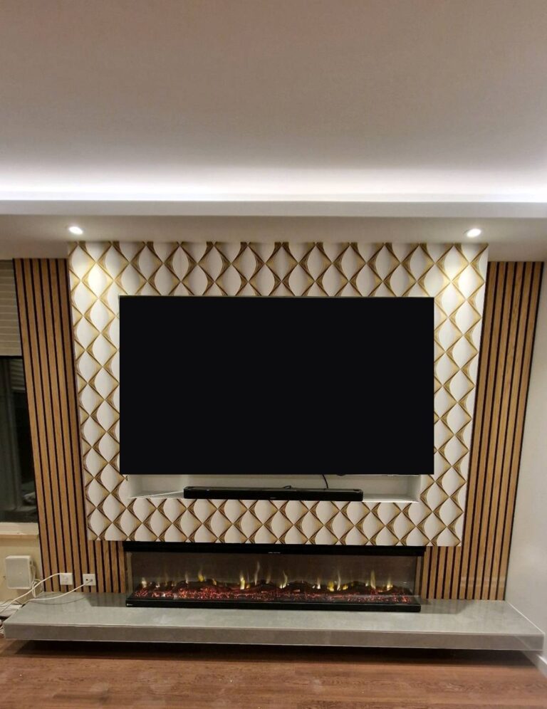 Tv-wand met wit-gouden 3D-panelen, houten panelen, soundbar-vak en brede sfeerhaard op zwevende plank in IJmuiden