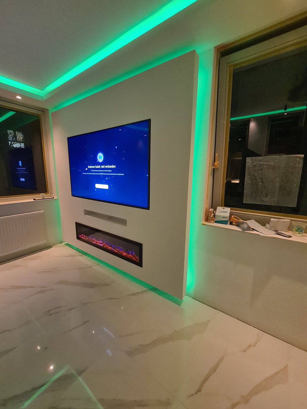 Koof en verlaagd plafond laten maken in Almere 2 Verlaagd plafond met LED-strip rond tv-wand bij het raam