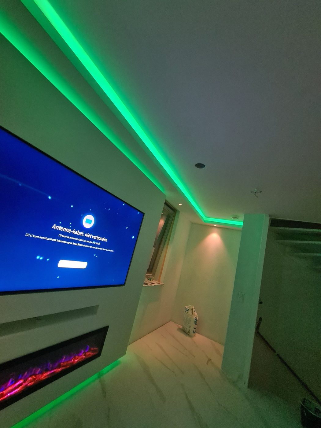Koof en verlaagd plafond laten maken in Almere 3 Koof met LED-verlichting en verlaagd plafond in de hoek van de woonkamer