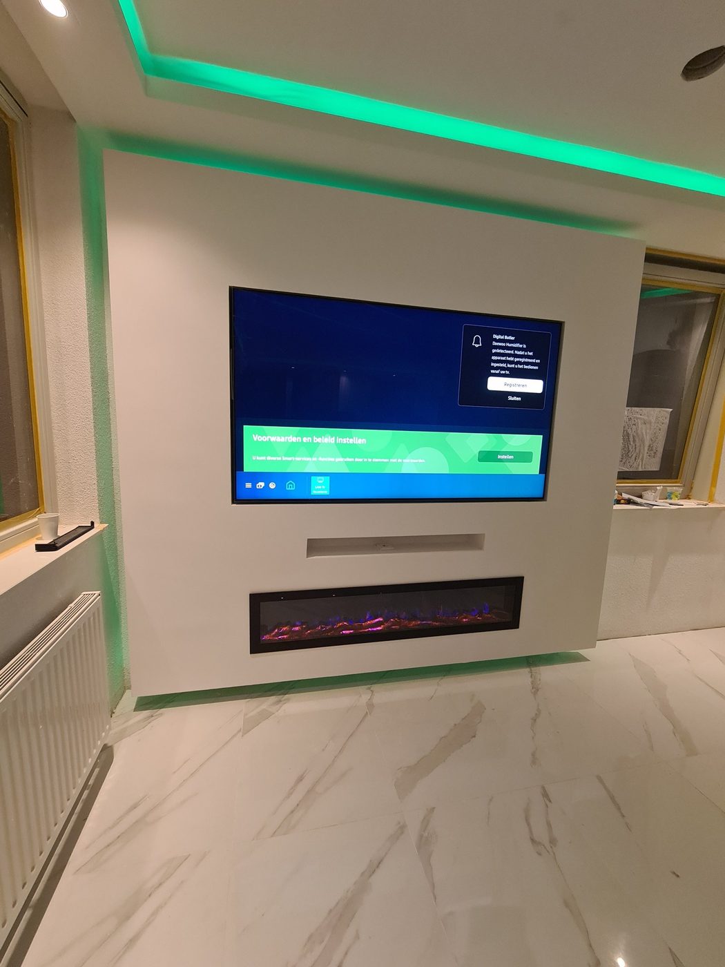 Koof en verlaagd plafond laten maken in Almere 5 Verlaagd plafond met spots en LED-koof boven tv-wand