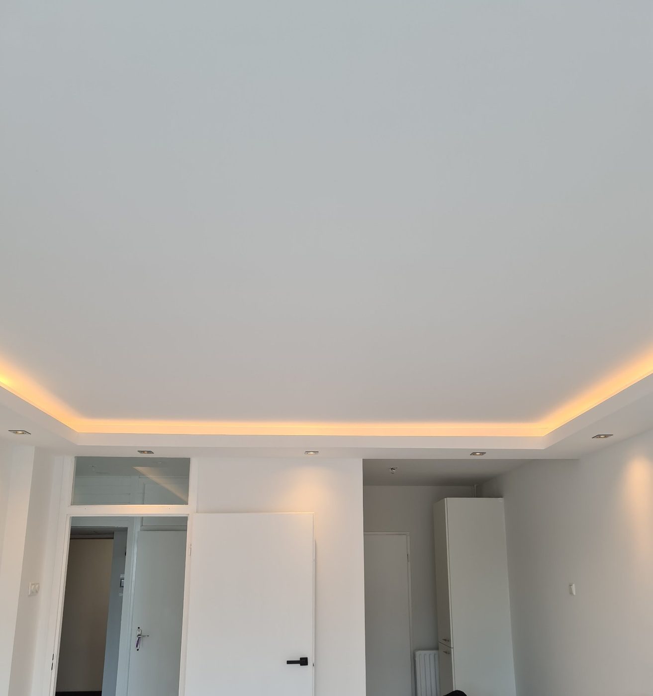 Koof met warme LED-verlichting rondom het plafond