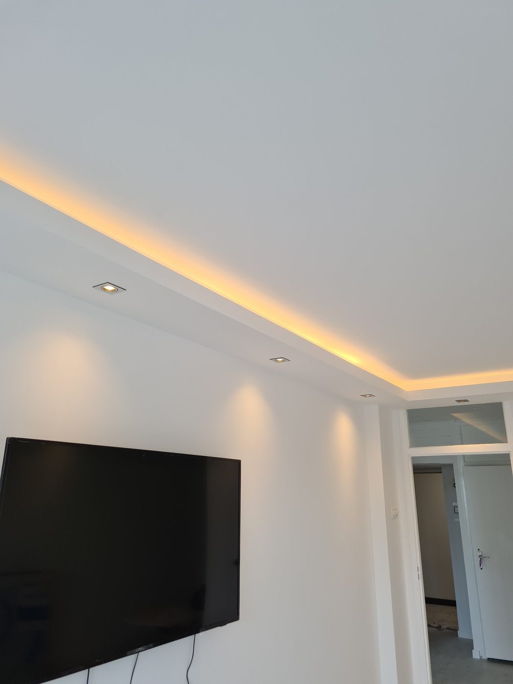 Koof en verlaagd plafond laten maken in Amersfoort 3 Koof met indirecte LED-verlichting en spots boven de tv