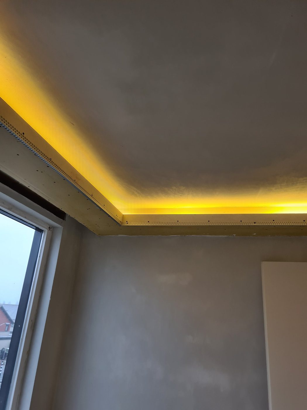 Koof met warme LED-verlichting rondom het plafond