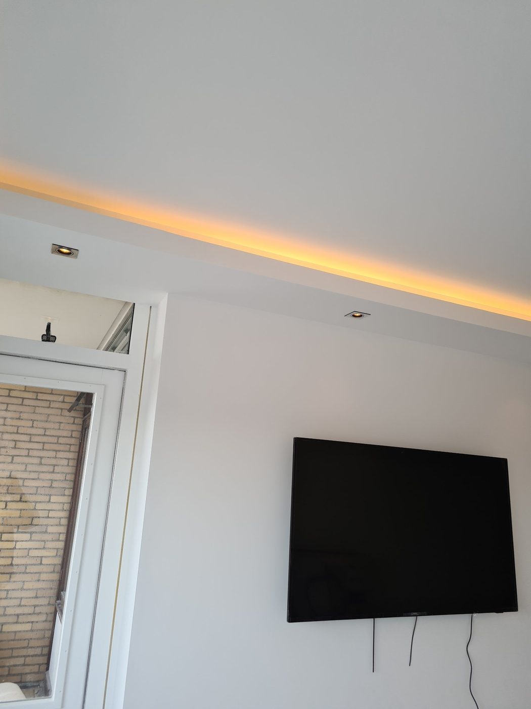 Koof en verlaagd plafond laten maken in Apeldoorn 2 Verlaagd plafond met LED-koof en spots boven tv-wand