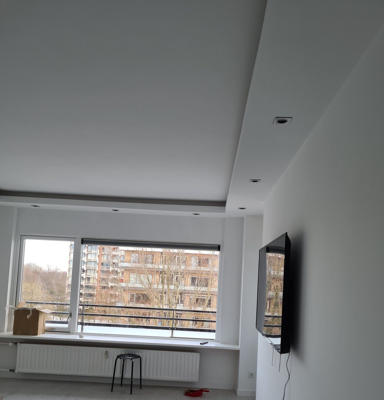 Koof en verlaagd plafond laten maken in Apeldoorn 3 Verlaagd plafondrand met spots in woonkamer