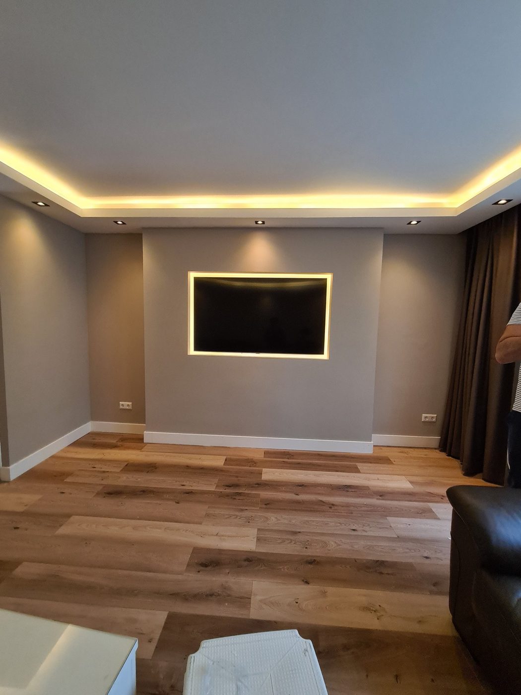 Koof en verlaagd plafond laten maken in Arnhem 3 Verlaagd plafond met LED-koof en spots rondom
