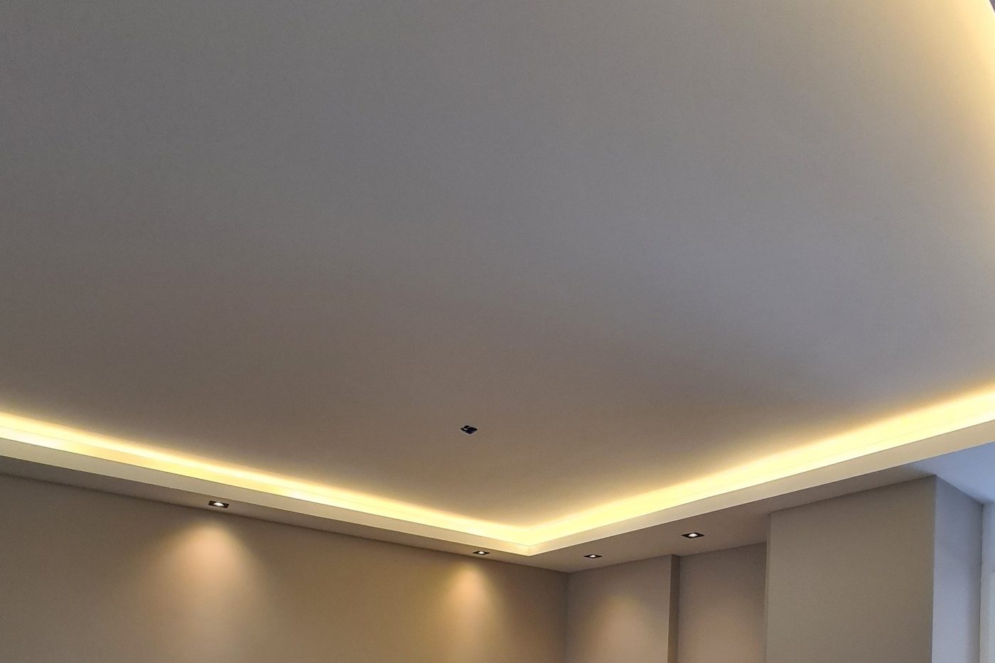 Koof en verlaagd plafond laten maken in Arnhem 4 Koof met LED-verlichting en spots in de eethoek