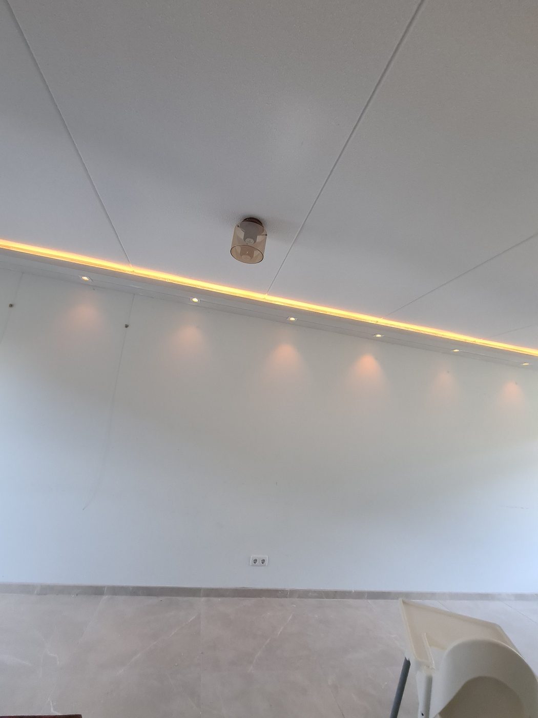 Koof met LED-verlichting en spots langs het plafond