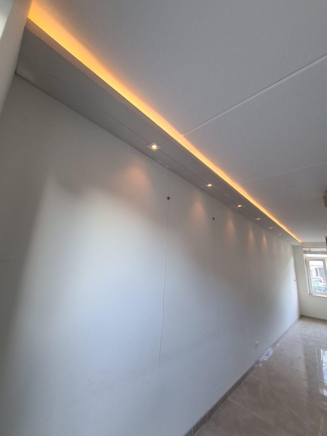 Koof en verlaagd plafond laten maken in Barneveld 3 Lange koof met LED-verlichting en inbouwspots