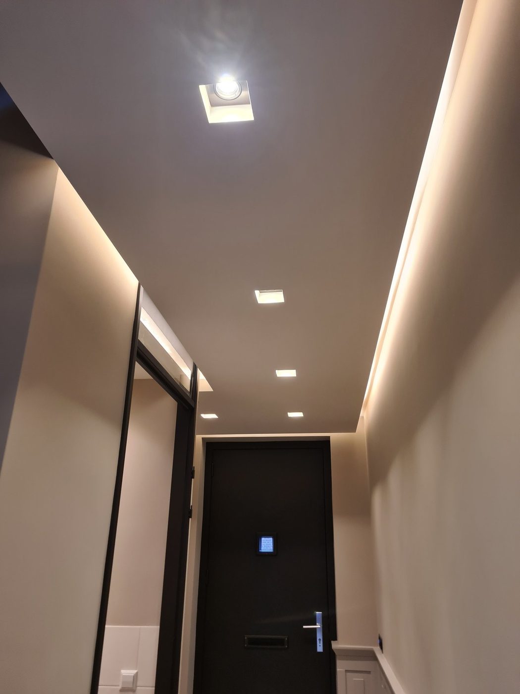 Koof en verlaagd plafond laten maken in Ede 2 Koof met indirecte verlichting en spots in de hal
