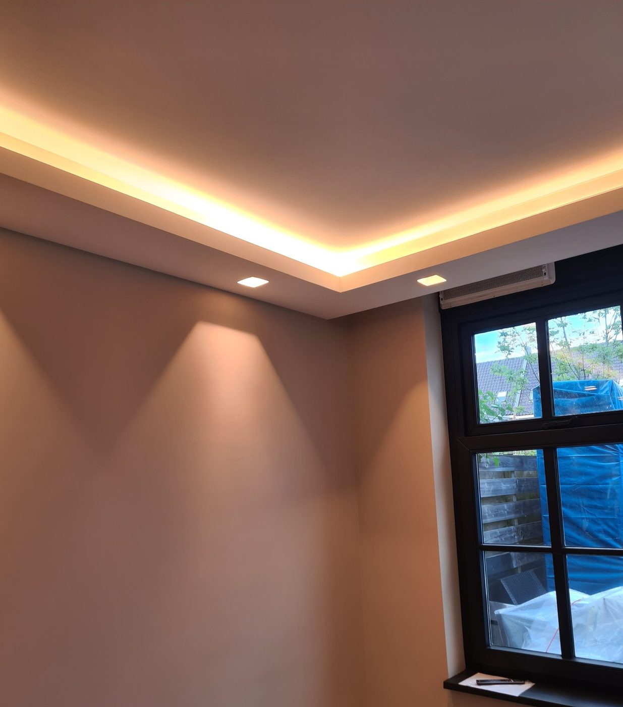 Koof en verlaagd plafond laten maken in Ede 3 Koof met warme LED-verlichting en spots in een kamer