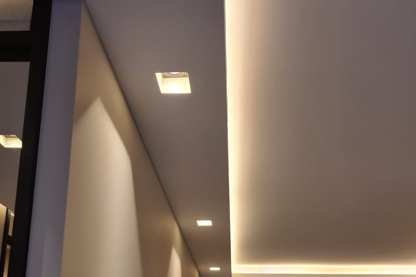 Koof en verlaagd plafond laten maken in Ede 4 Verlaagd plafond met LED-verlichting en spots