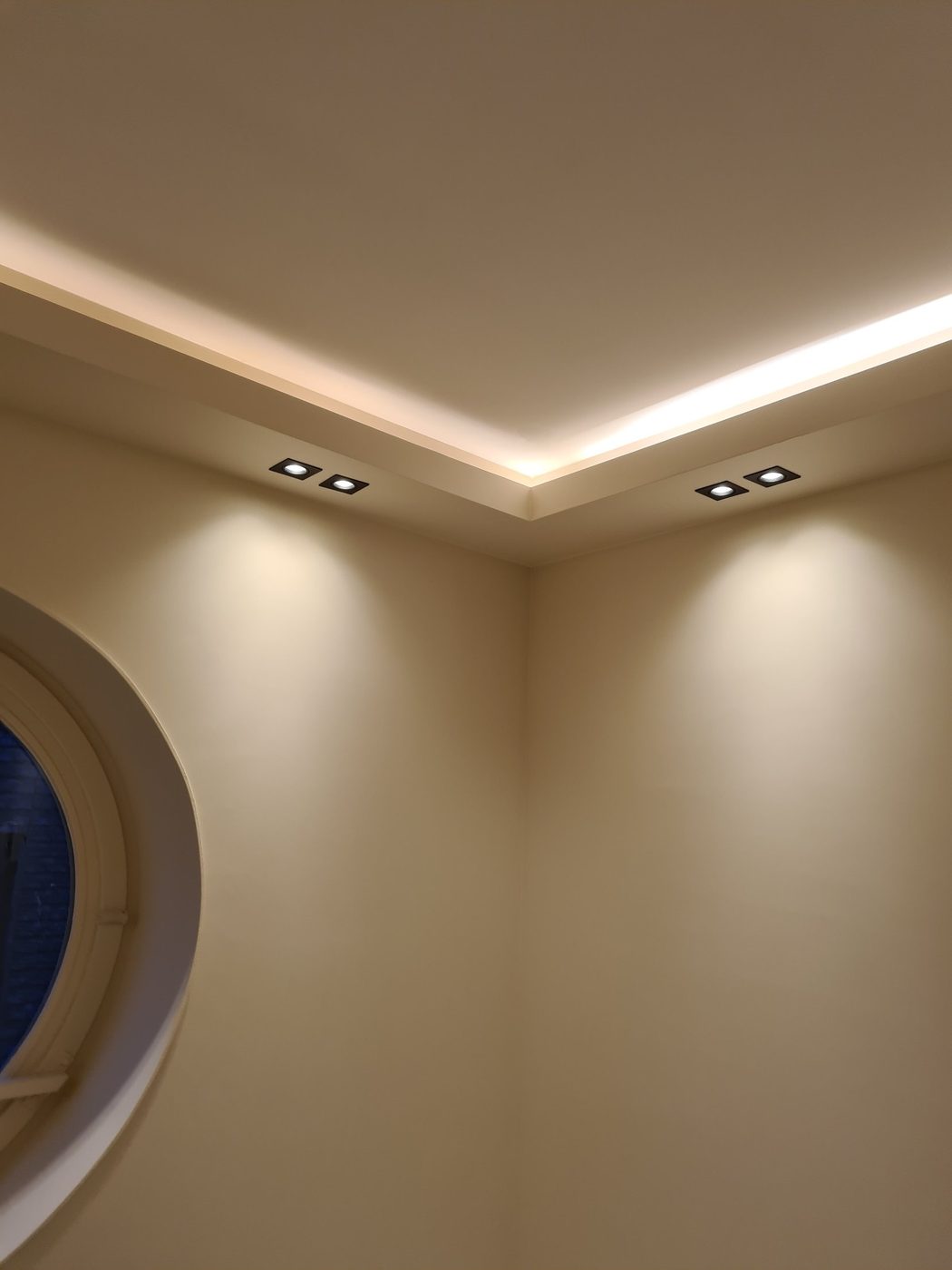 Koof met LED-verlichting en spots in een kamer
