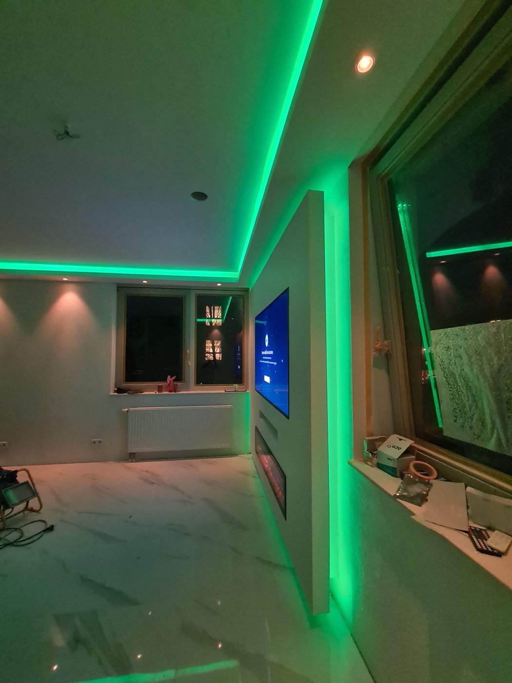 Koof met groene LED-verlichting en verlaagd plafond