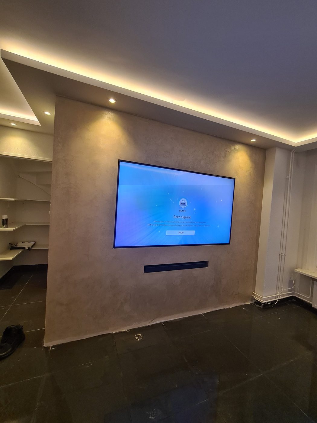 Koof en verlaagd plafond laten maken in Lelystad 2 Gestucte tv-wand onder een koof met LED-verlichting en spots