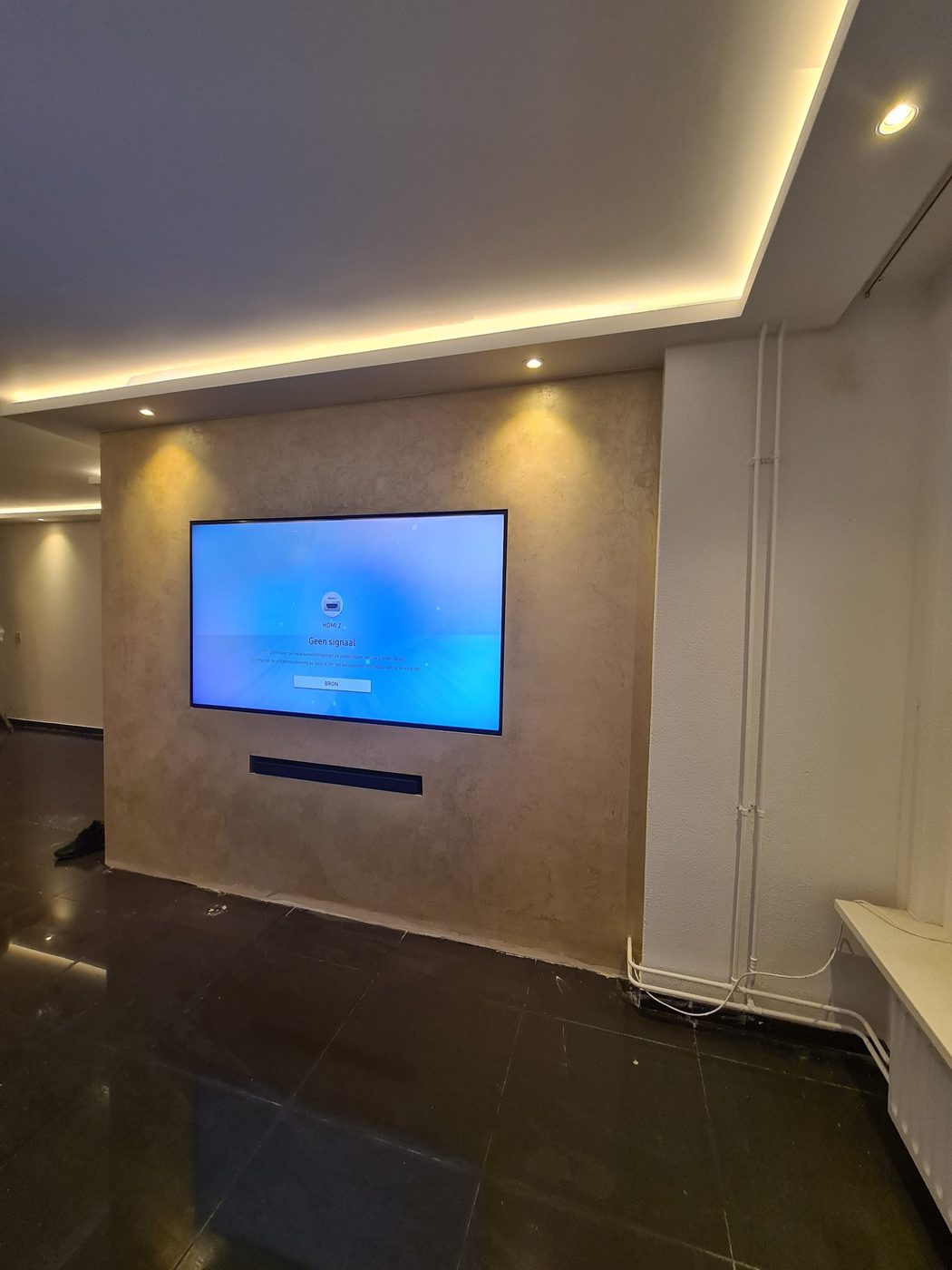 Koof en verlaagd plafond laten maken in Lelystad 3 Woonkamer met koof, spots en gestucte tv-wand