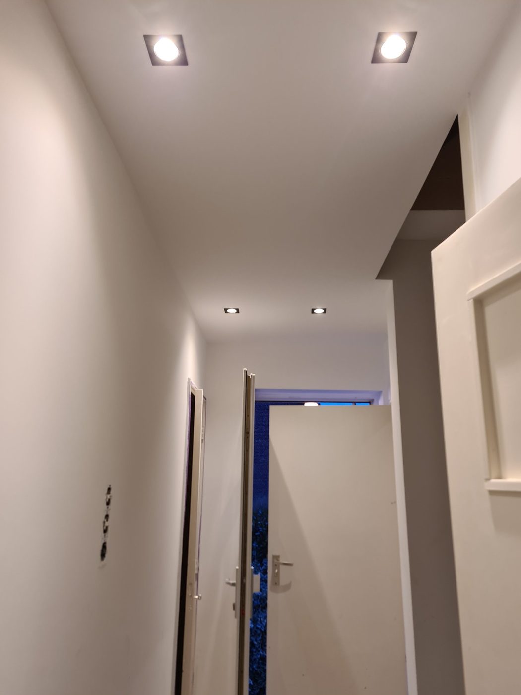 Verlaagd plafond met spots in de gang