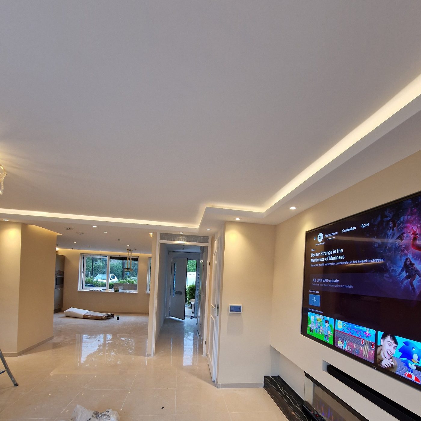 Koof en verlaagd plafond laten maken in Utrecht 2 Koof met indirecte verlichting langs het plafond boven een tv-wand