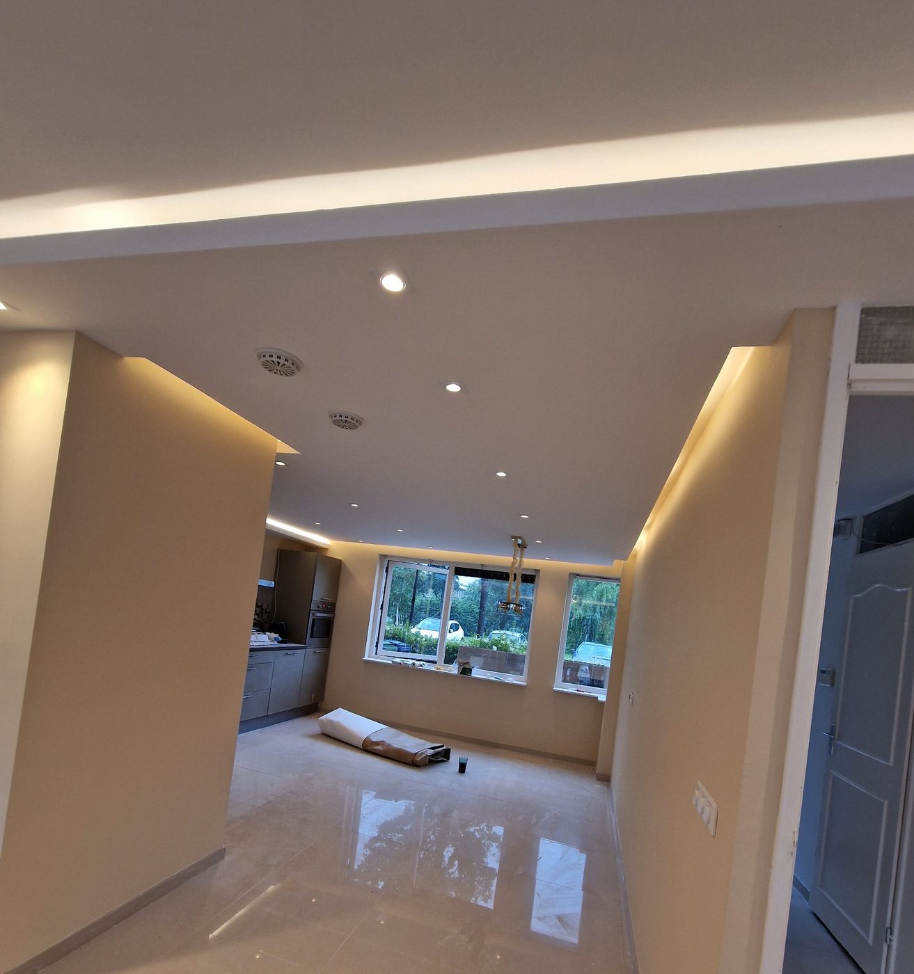 Koof en verlaagd plafond laten maken in Utrecht 3 Verlaagd plafond met LED-koof en spots in een lange woonkamer