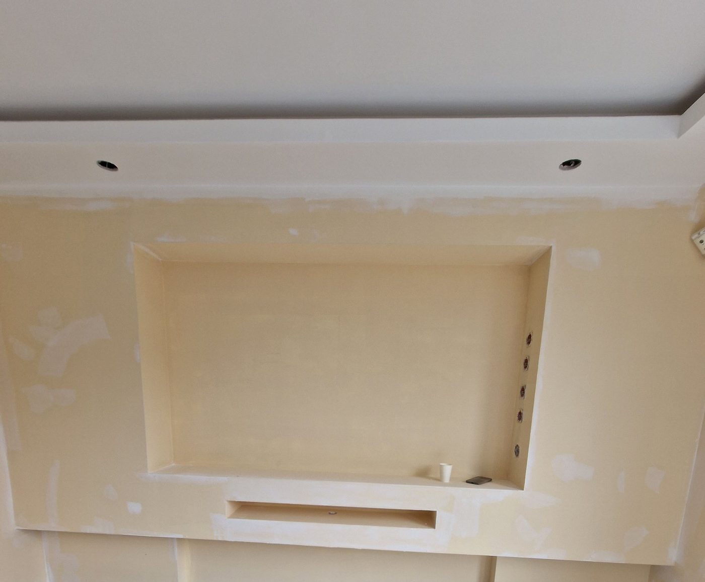 Koof en verlaagd plafond laten maken in Utrecht 4 Wand met nis en koof met spots tijdens de afwerking