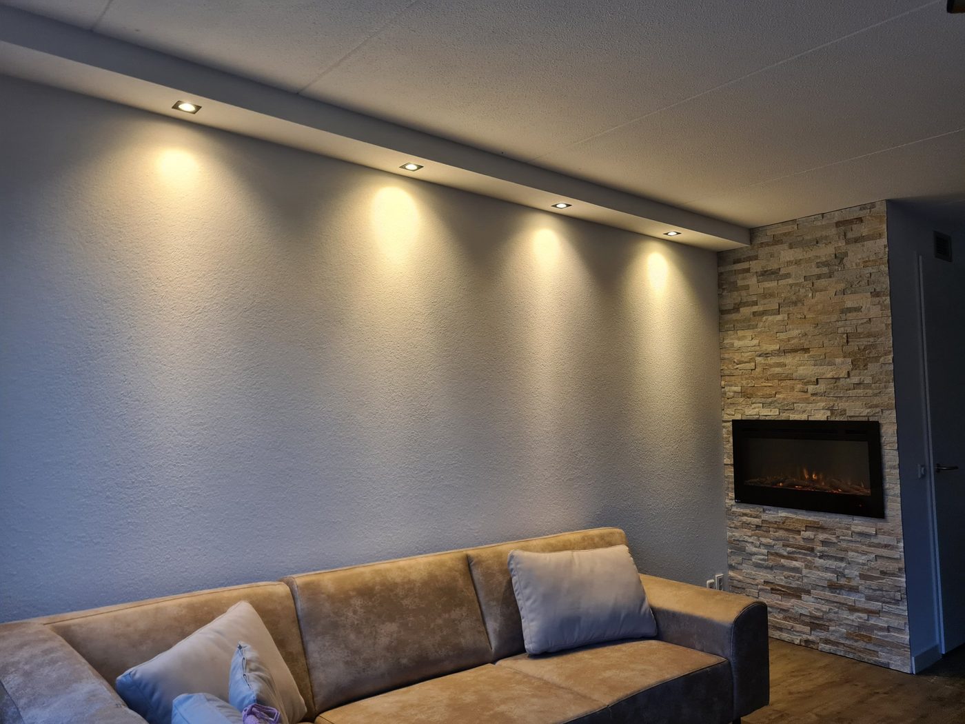 Koof en verlaagd plafond laten maken in Zwolle 2 Koof met inbouwspots boven de bank, met sfeerhaard in stenen wand
