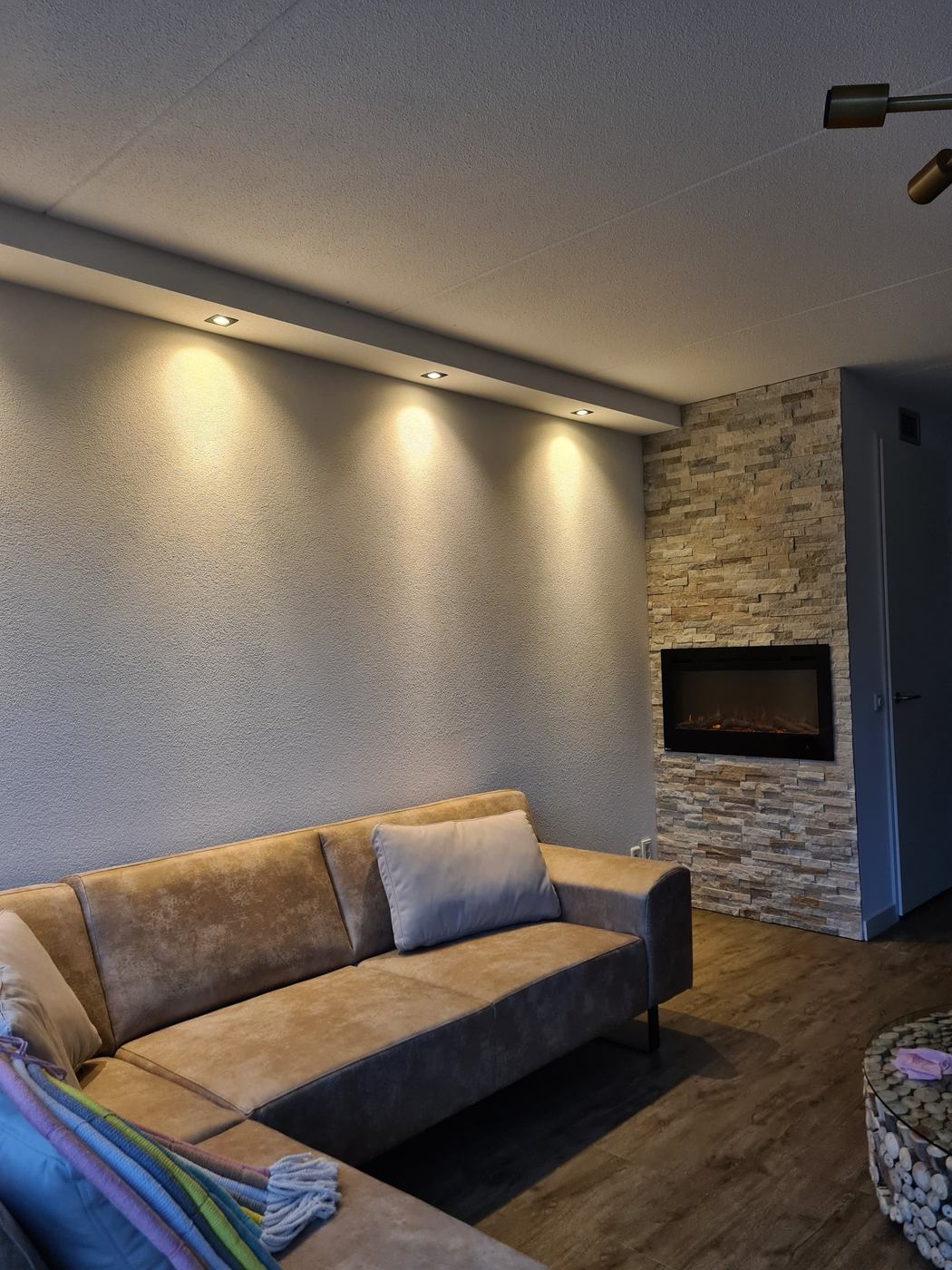 Koof en verlaagd plafond laten maken in Zwolle 3 Verlaagd plafondrand met spots en wandverlichting