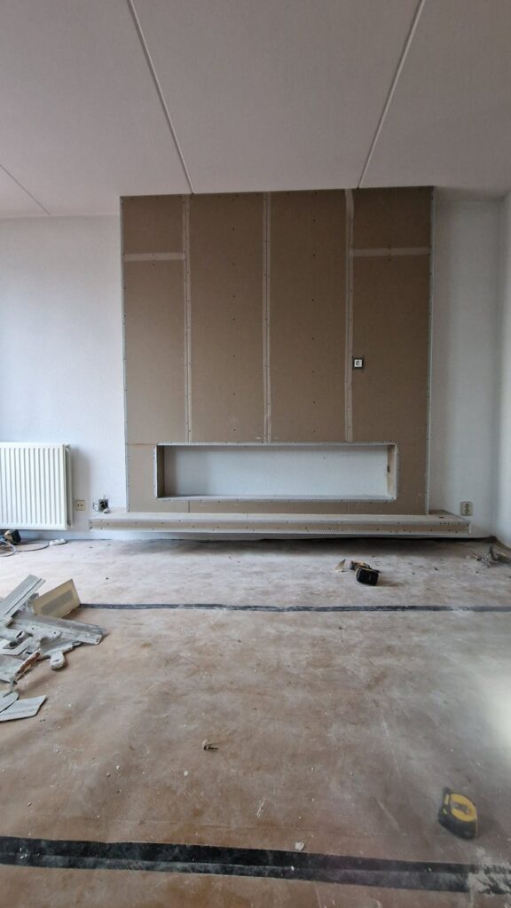 Cinewall voor en na: sfeerhaard en zwevende plank in Lelystad 4 Cinewall in Lelystad afgewerkt met gipsplaat en hoekprofielen, klaar voor het stucwerk