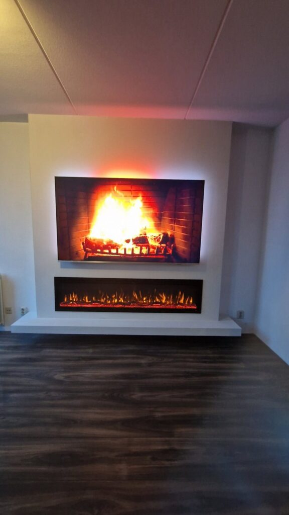 Cinewall voor en na: sfeerhaard en zwevende plank in Lelystad 2 Witte cinewall met brede elektrische sfeerhaard en zwevende plank in Lelystad