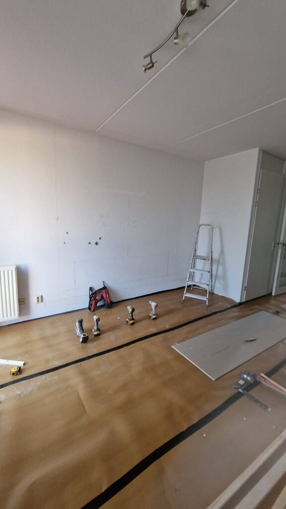 Kale woonkamermuur in Lelystad voordat de cinewall werd gebouwd