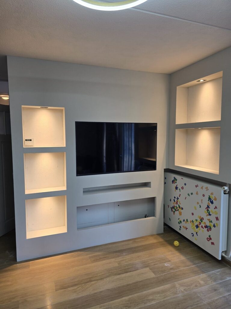 Grijze cinewall met tv-nis, soundbar-vak en vijf verlichte nissen in Maastricht
