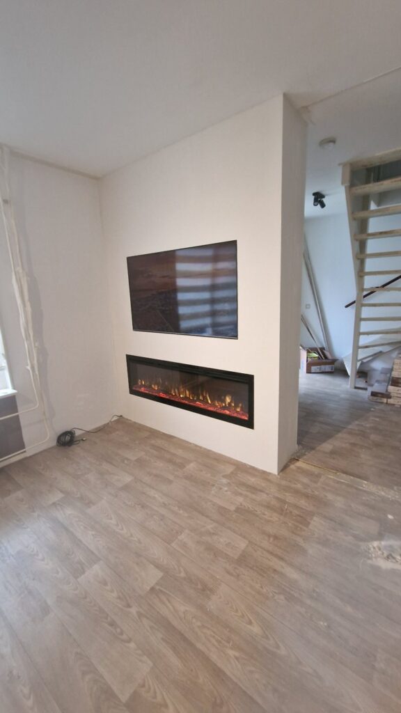 Witte cinewall met tv-nis en brede sfeerhaard in Middelburg 1 Witte cinewall met tv-nis en brede elektrische sfeerhaard in Middelburg