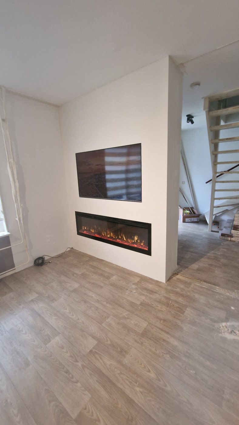 Witte cinewall met tv-nis en brede elektrische sfeerhaard in Middelburg