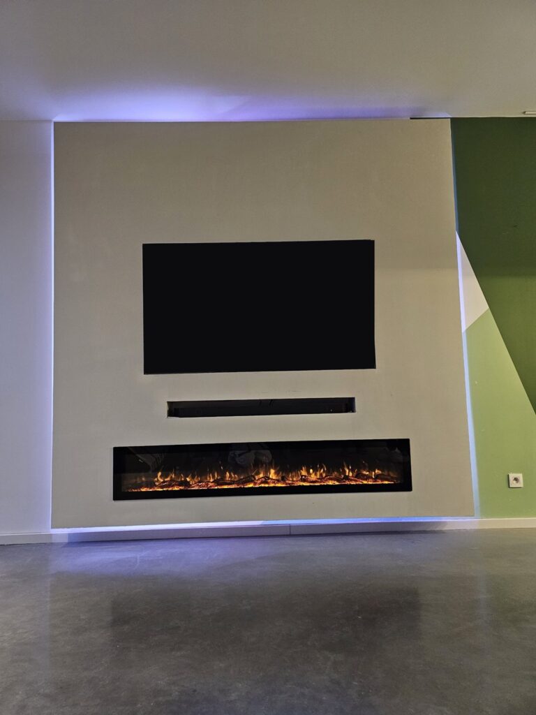 Witte cinewall met extra brede sfeerhaard en kleur-led in Sittard-Geleen 2 Vooraanzicht van de cinewall in Sittard-Geleen met brede elektrische haard