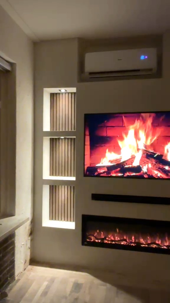 Cinewall met 48 inch tv, sfeerhaard en verlichte nissen in Bellingwolde 3 Verlichte nissen met houten panelen naast de tv in Bellingwolde