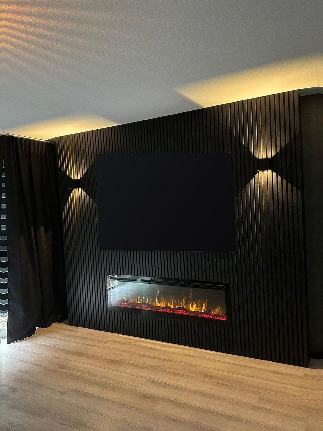Zwarte houten panelen – zwart eiken, akoestisch 260/270 × 60 cm 4 Tv-wand met zwarte houten panelen, sfeerhaard en wandlampen in Leiden