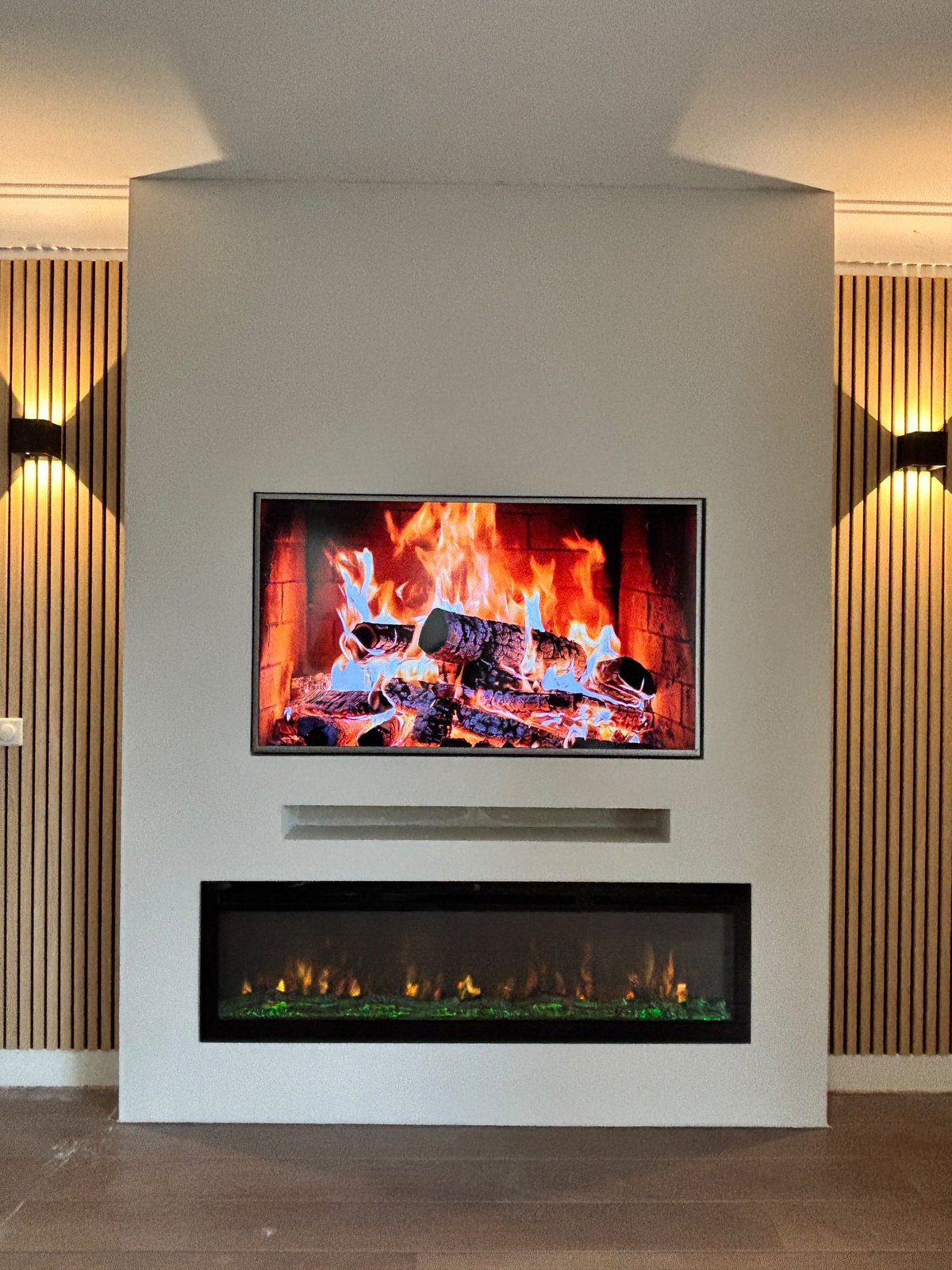 Cinewall met 55 inch tv, sfeerhaard en houten panelen in Veghel 1 Cinewall in Veghel met 55 inch tv, soundbar-vak, sfeerhaard van 152 cm en houten panelen met wandlampen