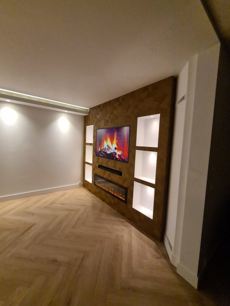 Woonkamer in Venlo met cinewall en plafondkoof met led en inbouwspots